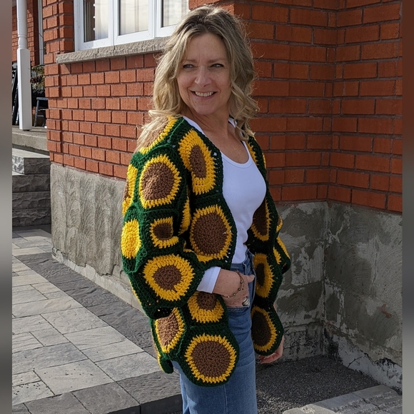 SOLD. Beautiful, upcycled vintage crocheted sweater - Picture 5 of 7